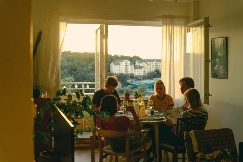 Ragazzi a cena insieme in un appartamento luminoso